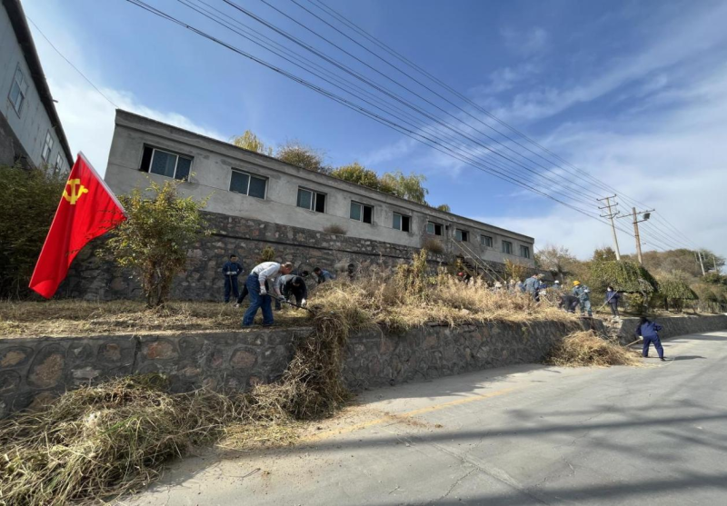 有工投黨員干部、團(tuán)員青年的耕耘那處便是公司最美麗的一角-----物產(chǎn)工投公司開展環(huán)境專項整治主題黨日、團(tuán)日活動