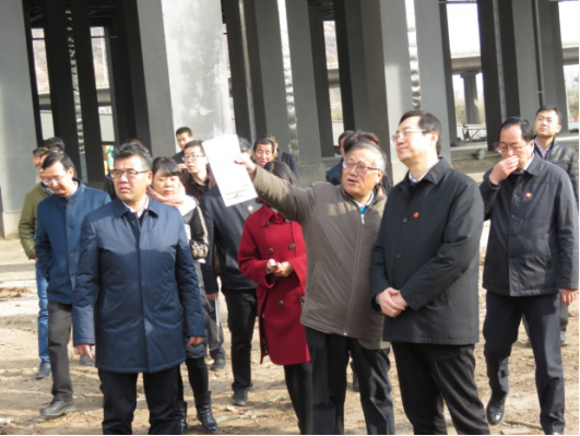 省委常委、西寧市委書記王曉在青海省物產(chǎn)集團(tuán)總公司黨委書記、總經(jīng)理王玉輝陪同下，深入青海物產(chǎn)朝陽(yáng)物流園區(qū)。